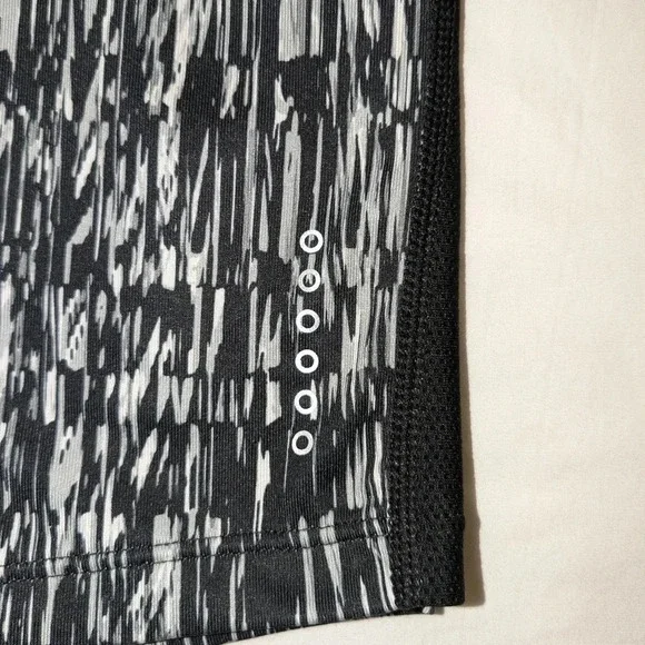 Nike women's graphic DRI-FIT tight running Capri leggings, size XS , black/white - Picture 8 of 10